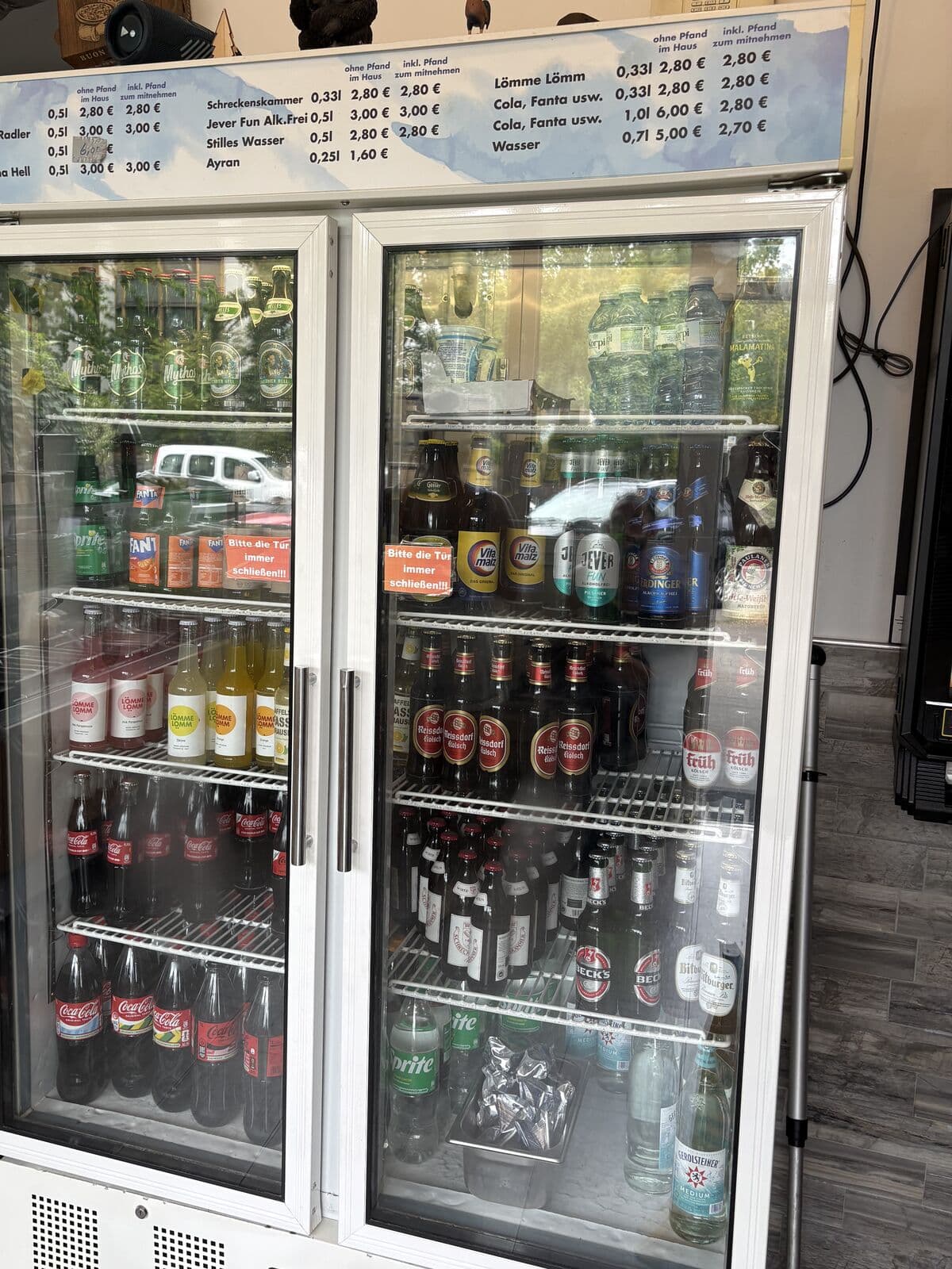 Getränkeauswahl und Speisekarte im Akti Grill