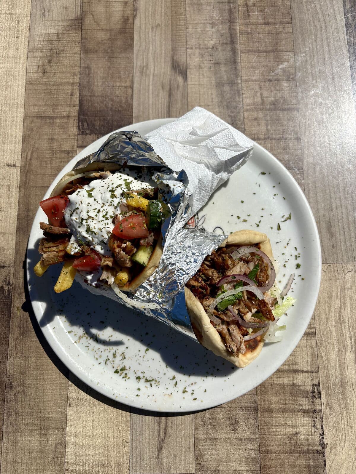 Gyros Pita mit Tzatziki und frischem Gemüse