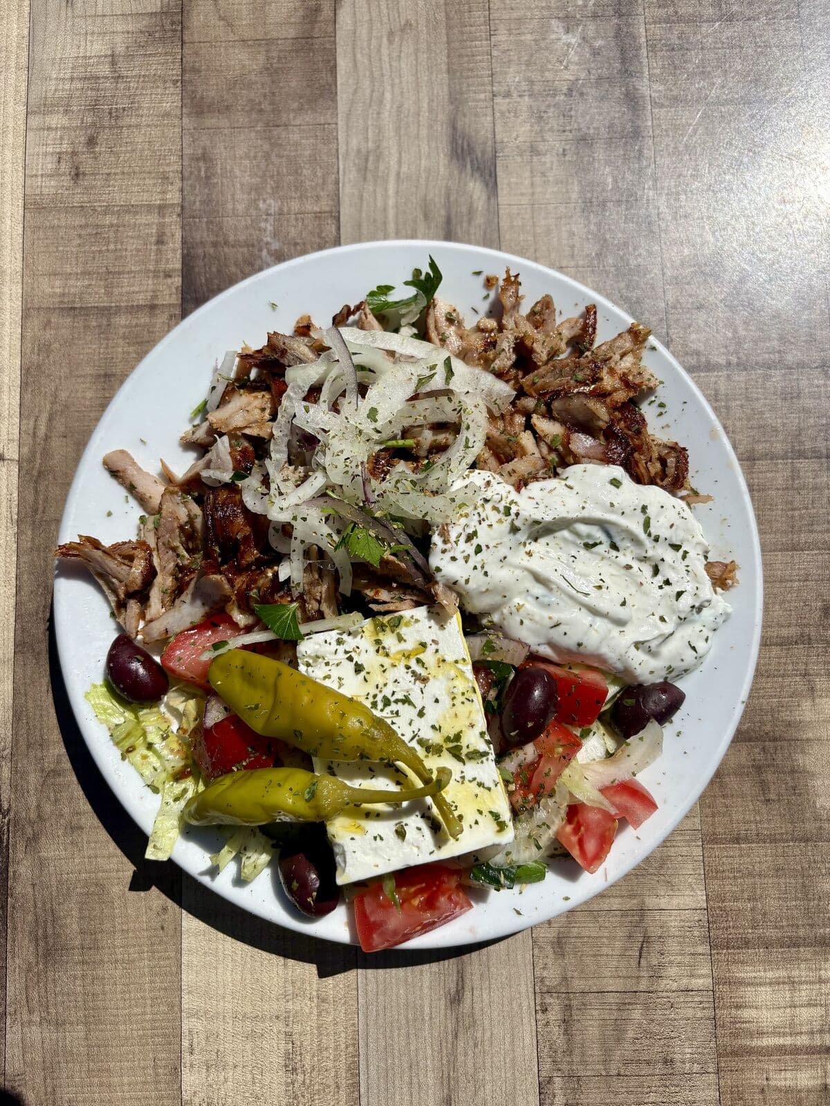 Gyros-Teller mit Feta, Tzatziki und frischem Salat