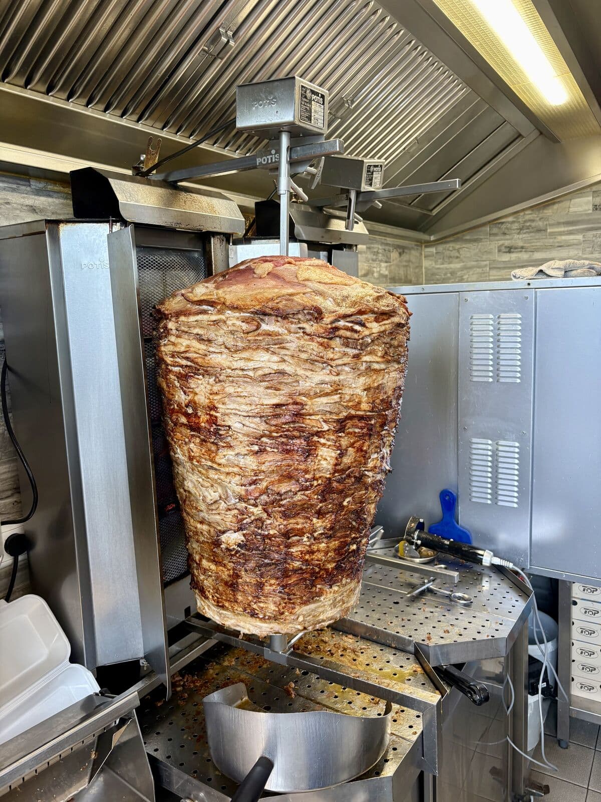 Gyrosspieß am Grill, täglich frisch aufgespießt
