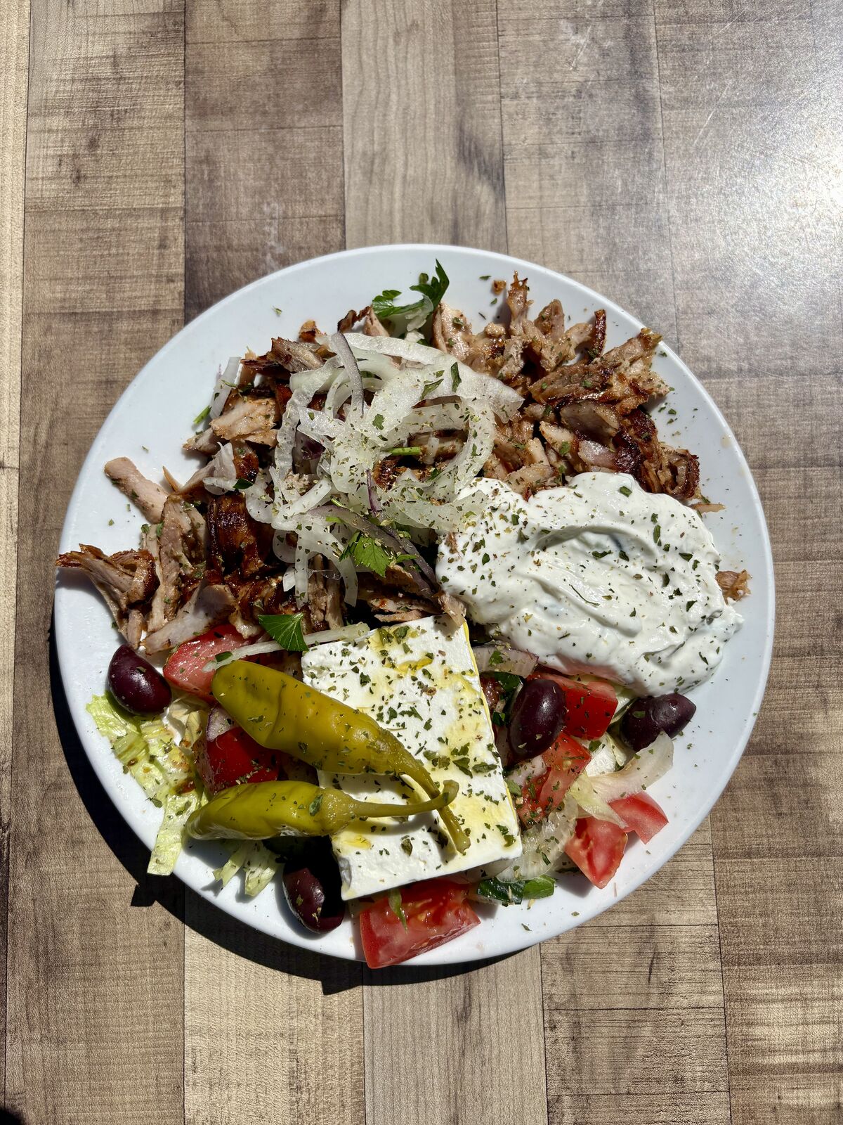 Gyros-Teller mit Feta, Tzatziki und frischem Salat